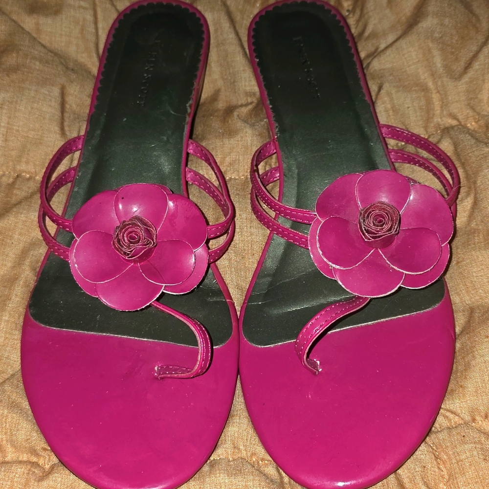 Karen Scott Fushcia Wedge Flower Sandle